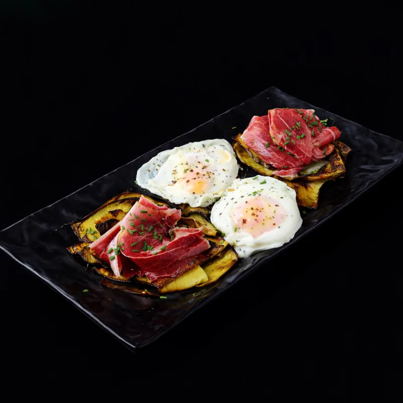 Alcachofas con jamón ibérico y huevos fritos · Especialidades Punto · Punto Estrella 24h