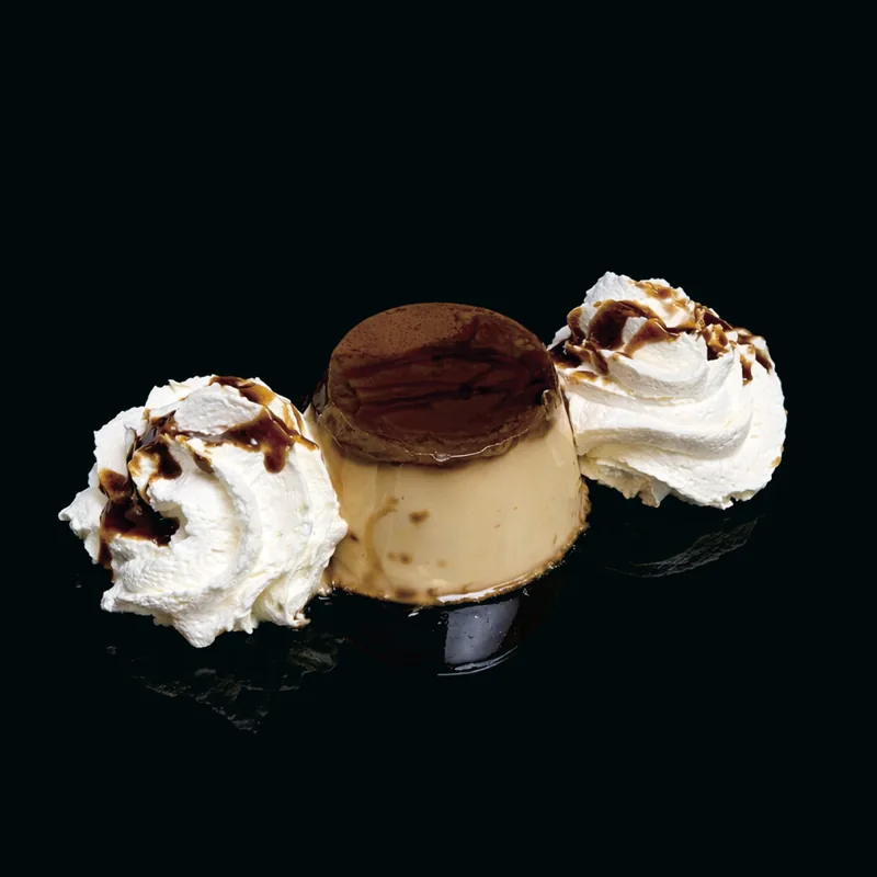 Flan casero con nata · Postres · Punto Estrella 24h